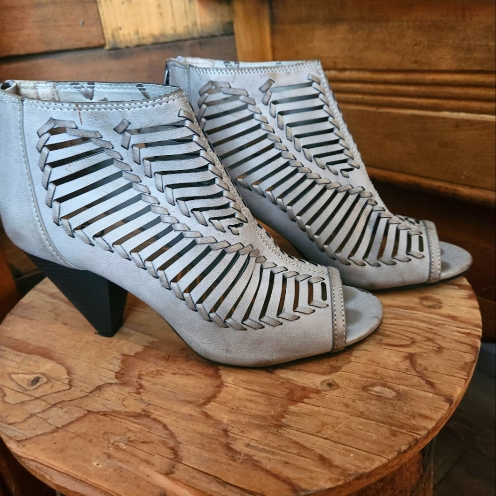 DAISY FUENTES TAUPE BOOTIES- SEE DESCRIPTION